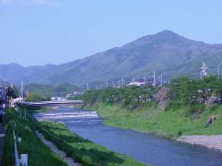 戸口に露の降りるまで